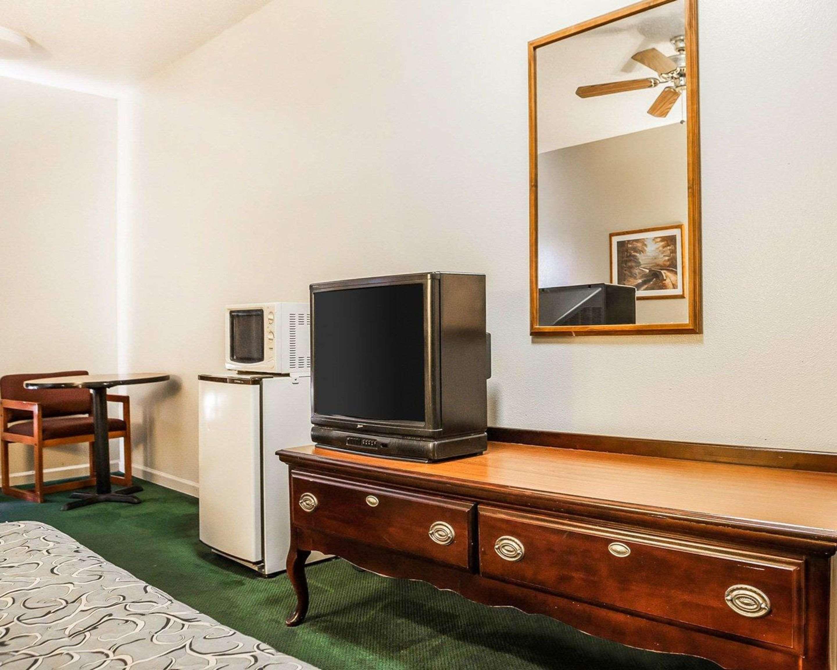 Econo Lodge Inn & Suites Granite City Extérieur photo