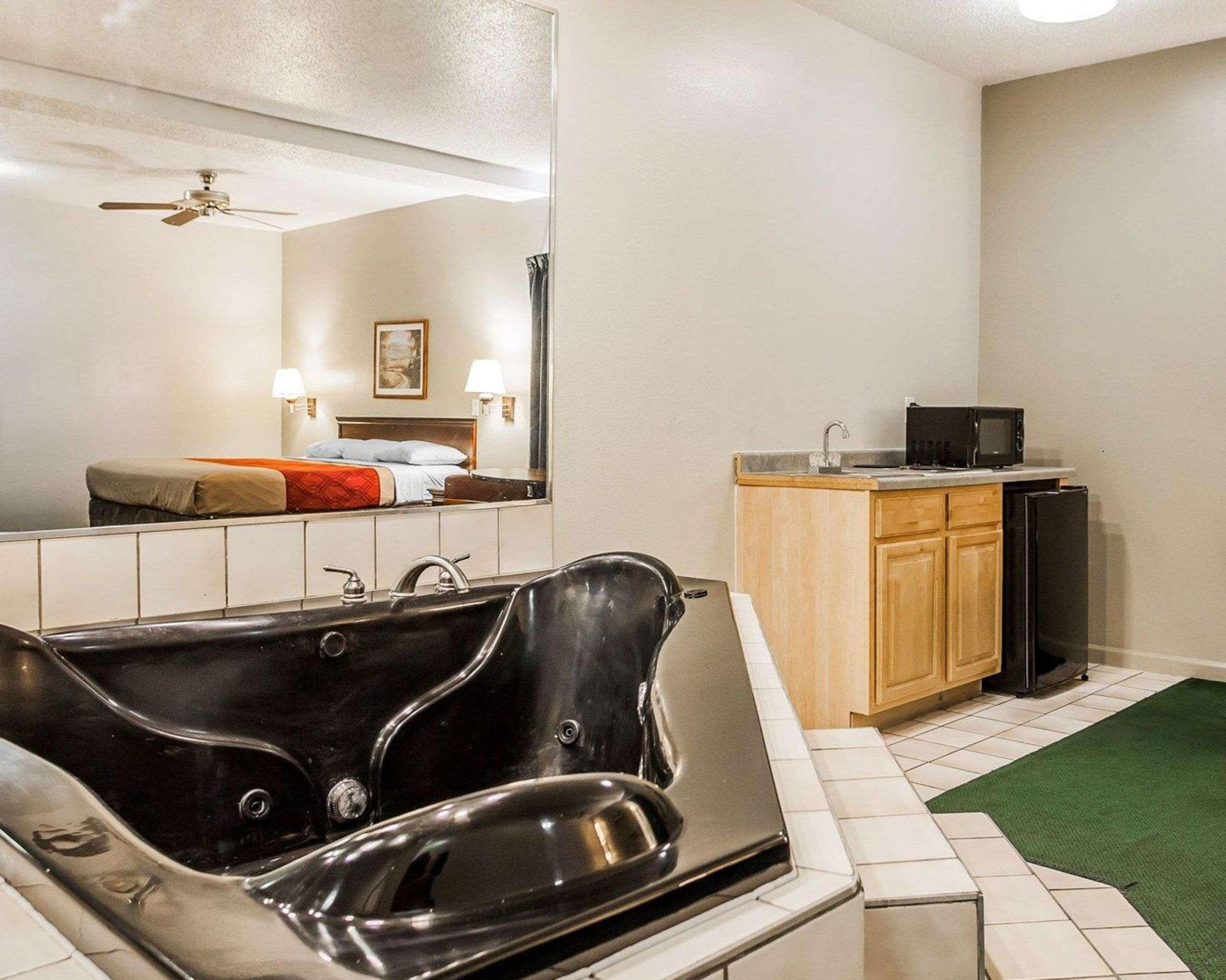 Econo Lodge Inn & Suites Granite City Extérieur photo